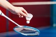Beschreibung: Badminton in einer Turnhalle - Hand mit Ball